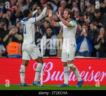 London, Großbritannien. Oktober 2023. 17. Oktober 2023 - England gegen Italien - Qualifikation zur EM 2024 - Wembley Stadium. Der Engländer Harry Kane feiert sein 2. Tor gegen Jude Bellingham während des Spiels gegen Italien. Bildnachweis: Mark Pain / Alamy Live News Stockfoto