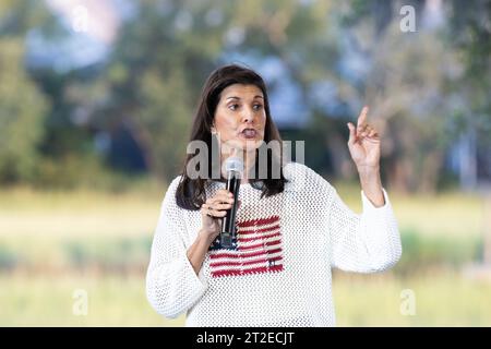 North Charleston, Usa. September 2023. Nikki Haley, ehemaliger UN-Botschafter und republikanischer Präsidentschaftskandidat, spricht während eines Wahlkampfs bei Holy City Brewing am 8. September 2023 in North Charleston, South Carolina. Haley, der ehemalige Gouverneur von South Carolina, ist eine lange Chance für die Nominierung hinter dem ehemaligen Präsidenten Donald Trump. Quelle: Richard Ellis/Richard Ellis/Alamy Live News Stockfoto