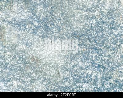 Metallstruktur mit weißen Spritzern. Nachahmung von Glanz auf einem Stück Metall. Voluminöse, graue Textur mit Stücken eines Quadrats. Stockfoto