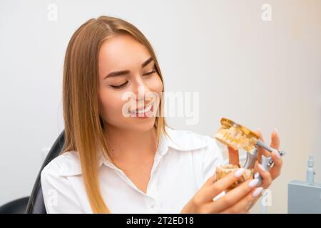 Zahnarztstudent mit Modellkiefer für das Studium der Stomatologie. Stockfoto