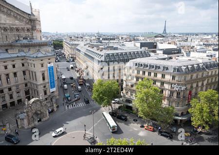 Paris, Frankreich - August 26 2022: Dachterrasse der Galerie Lafayette: Blick über Paris vom 8.. Stock des berühmten Einkaufszentrums in Paris, Frankreich Stockfoto