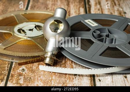 8-mm-Projektorlampe und zwei alte Filmrollen Stockfoto