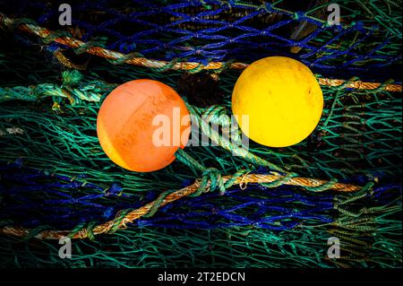 Angelbojen und Netze im Hafen von Stornoway, Insel Lewis, Äußere Hebriden, Schottland Stockfoto