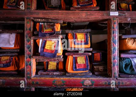 Buddhistische Gebetsschriften, Chemrey Gompa (Kloster), Ladakh, Indien Stockfoto