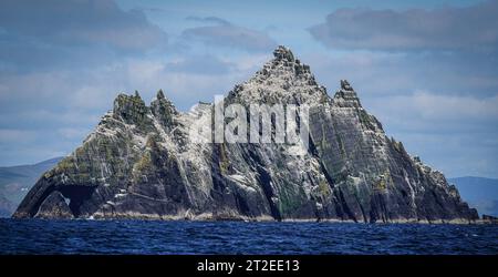 Mittelaufnahme von einem Boot aus der steilen, gezackten, guano-weißen Felsnadeln der Insel Little Skellig, einem geschützten Seevogel-Naturreservat vor der Küste Stockfoto