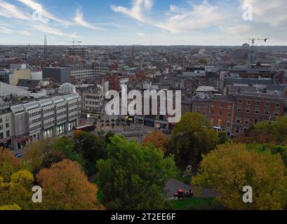 Hochwinklige Luftaufnahme mit Blick auf das farbenfrohe Herbstlaubdach von St. Stephen's Green und die historische georgianische Architektur, Einkaufsstraße Stockfoto