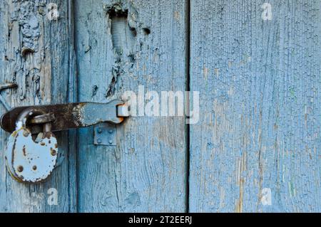 Textur der alten antiken mittelalterlichen antiken, robusten, natürlichen Holztür mit Nieten und Nägeln Muster und Schlösser aus Holzdielen. Der Hintergrund Stockfoto