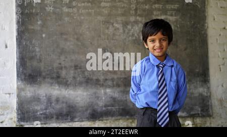 Porträt glücklicher indischer Schulkinder in Schuluniform. Skill India Konzept. Bildungskonzept. Ländliches Indien. Begriff von Freundschaft, Bildung und Stockfoto
