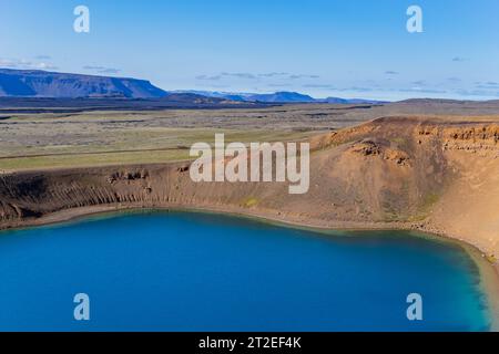 Blick auf die Krafla, aktive Caldera mit einem blauen Kratersee im Norden Islands in der Region Myvatn, Island. Stockfoto