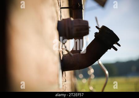 Bad Brahmstedt, Deutschland. Oktober 2023. An der Außenwand eines Einfamilienhauses ist ein Einfüllstutzen für die Heizöl-Lieferung zu sehen. Quelle: Christian Charisius/dpa/Alamy Live News Stockfoto