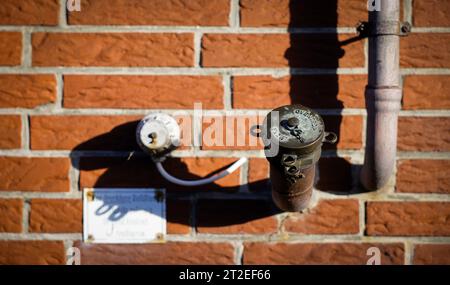 Bad Brahmstedt, Deutschland. Oktober 2023. An der Außenwand eines Einfamilienhauses ist ein Einfüllstutzen für die Heizöl-Lieferung zu sehen. Quelle: Christian Charisius/dpa/Alamy Live News Stockfoto