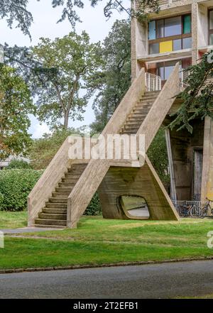 Die einzige Außentreppe in Le Corbusiers Maison d’Habitation in Reze südlich von Nantes. Auch bekannt als La Maison Radieuse Le Corbusier. Stockfoto