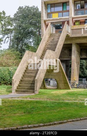 Die einzige Außentreppe in Le Corbusiers Maison d’Habitation in Reze südlich von Nantes. Auch bekannt als La Maison Radieuse Le Corbusier. Stockfoto