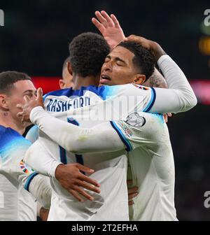 London, Großbritannien. Oktober 2023. 17. Oktober 2023 - England gegen Italien - Qualifikation zur EM 2024 - Wembley Stadium. Der Engländer Marcus Rashford feiert sein Tor mit Jude Bellingham. Bild : Mark Pain / Alamy Live News Stockfoto