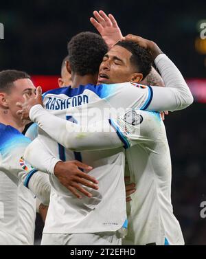 London, Großbritannien. Oktober 2023. 17. Oktober 2023 - England gegen Italien - Qualifikation zur EM 2024 - Wembley Stadium. Der Engländer Marcus Rashford feiert sein Tor mit Jude Bellingham. Bild : Mark Pain / Alamy Live News Stockfoto