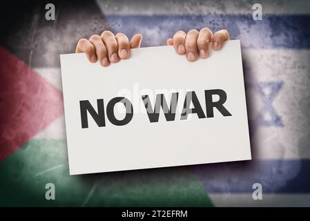 Konzept des Protestes gegen den Krieg zwischen Palästina und Israel mit Händen, die ein Schild mit Text und Fahnen hinter sich halten. Stockfoto