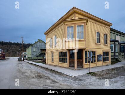 Historische Gebäude an einer Straßenkreuzung in Dawson City, Yukon, Kanada Stockfoto