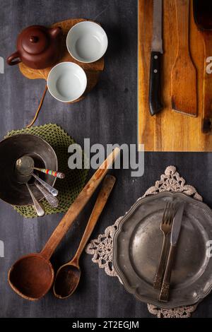 Verschiedene antike Gegenstände auf schwarzem Kreidetafeln. Flach verlegt. Draufsicht. Speicherplatz kopieren. Stockfoto