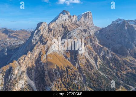 Marmolada-Massiv, Königin der Dolomiten, imposanter Berg, der das Contrin-Tal darunter überragt. Herbstliche Vegetation im hochalpinen Land. Stockfoto