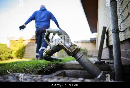 Bad Brahmstedt, Deutschland. Oktober 2023. Ein Schlauch mit Düse ist an einem Einfüllstutzen befestigt, um dem Kunden in einem Einfamilienhaus Heizöl zu liefern. Quelle: Christian Charisius/dpa/Alamy Live News Stockfoto