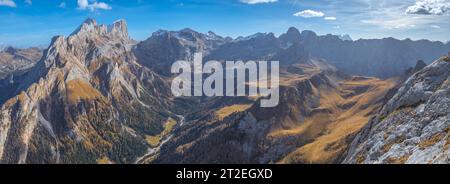 Panoramablick auf das Marmolada-Massiv in den italienischen Dolomiten. Blick auf das Herz der italienischen Dolomiten mit herbstlichem Laub. Stockfoto