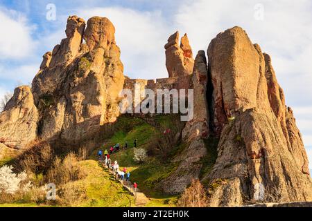 Gruppe von aktiven Senioren Wandern und Klettern, die Stufen führen zu beeindruckenden Felsformationen, Belogradchik Festung, Kaleto, Bulgarien Stockfoto