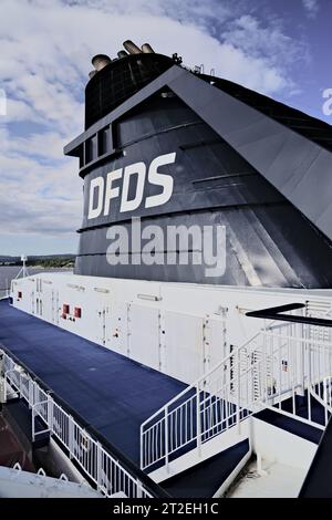 Fähre MS Crown Seaways. Schornstein mit Ablufttrichter und Logo-Buchstaben DFDS, Danish Freight Transportation, Pkw und Pkw Transportation Company Stockfoto