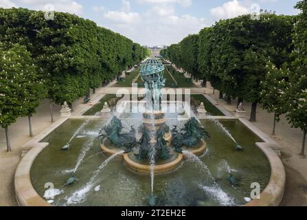 Fontaine des Quatre Parties du Monde fountaine im Marco Polo Garden in Paris fotographiert mit einer Drohnenkamera. PARIS, FRANKREICH - 30. APRIL 2019 Stockfoto