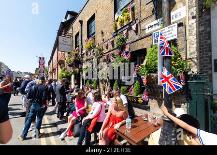 Gäste, die sich vor dem Two Brewers Pub, Park Street, Windsor, Berkshire, Großbritannien, entspannen, nachdem Sie die Straßen für die königliche Hochzeit von Harry & Meghan gesäumt haben Stockfoto
