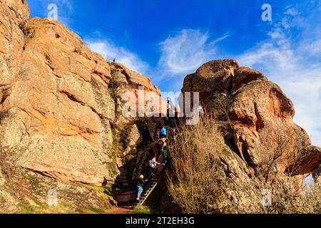 Gruppe von aktiven Senioren Wandern und Klettern, die Stufen führen zu beeindruckenden Felsformationen, Belogradchik Festung, Kaleto, Bulgarien Stockfoto