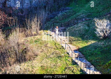 Aktive Seniorinnen beim Wandern und Klettern der Stufen zu beeindruckenden Felsformationen in der Festung Belogradchik, Kaleto, Bulgarien Stockfoto