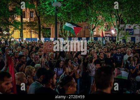 Demonstranten, die sich während einer Demonstration zur Unterstützung der Palästinenser versammelten. Hunderte von Menschen haben auf den Straßen von San Sebastian, Spanien, gegen den Staat Israel demonstriert und zu einem Boykott Israels, einem Ende der Bombardierung von Gaza und einem Ende der Besetzung palästinensischer Gebiete aufgerufen. Stockfoto