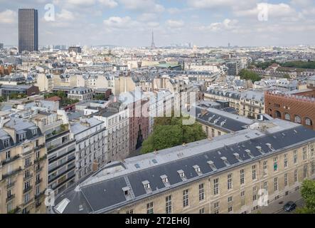 Zentrum von Paris, 16e Arrondissement Viertel und Eiffelturm im Hintergrund, fotografiert mit Drohnenkamera im Frühjahr. PARIS, FRANKREICH - 30. APRIL 201 Stockfoto