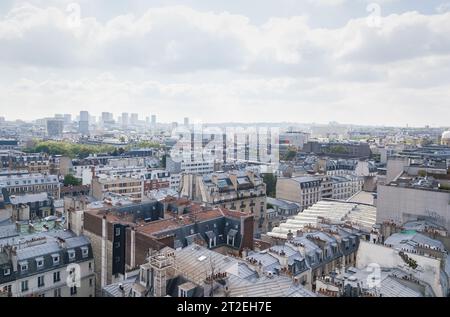 Pariser Dächer, fotografiert mit einer Drohnenkamera. PARIS, FRANKREICH - 30. APRIL 2019 Stockfoto