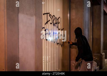 Ein Demonstrant schreibt während einer Demonstration zur Unterstützung der Palästinenser ein Graffiti des "Völkermordes Israel". Hunderte von Menschen haben auf den Straßen von San Sebastian, Spanien, gegen den Staat Israel demonstriert und zu einem Boykott Israels, einem Ende der Bombardierung von Gaza und einem Ende der Besetzung palästinensischer Gebiete aufgerufen. (Foto: Javi Julio / SOPA Images/SIPA USA) Stockfoto