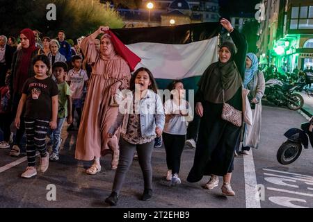 San Sebastian, Spanien. Oktober 2023. Frauen, die während einer Demonstration zur Unterstützung der Palästinenser eine palästinensische Flagge hielten. Hunderte von Menschen haben auf den Straßen von San Sebastian, Spanien, gegen den Staat Israel demonstriert und zu einem Boykott Israels, einem Ende der Bombardierung von Gaza und einem Ende der Besetzung palästinensischer Gebiete aufgerufen. (Foto: Javi Julio/SOPA Images/SIPA USA) Credit: SIPA USA/Alamy Live News Stockfoto