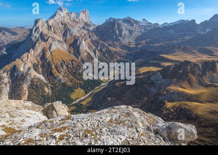 Marmolada, Königin der Dolomiten, imposanter Berg, der das Contrin-Tal überragt. Herbstliche Vegetation im hochalpinen Land. Stockfoto