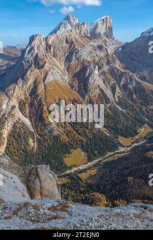 Marmolada, Königin der Dolomiten, imposanter Berg, der das Contrin-Tal überragt. Herbstliche Vegetation im hochalpinen Land. Stockfoto