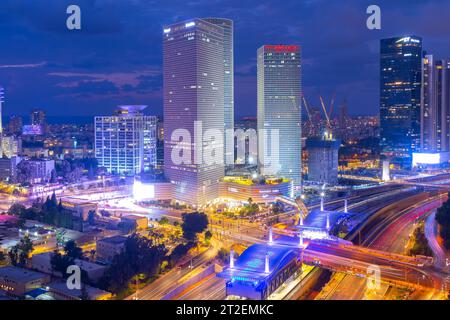 Tel Aviv, Israel - 14. Oktober 2023 - aus der Vogelperspektive auf die Gebäude und die Umgebung rund um den Ayalon Highway bei Nacht. Stockfoto