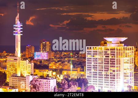 Tel Aviv, Israel - 14. Oktober 2023 - Luftaufnahme von Tel Aviv bei Sonnenuntergang. Skysraper und Straßen aus dem Finanzviertel der Stadt. Stockfoto