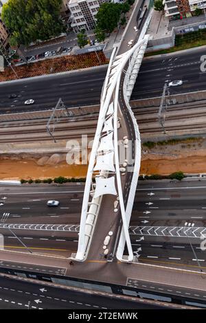 Tel Aviv, Israel - 14. Oktober 2023 - aus der Vogelperspektive auf die Yehudit Fußgängerbrücke über den Ayalon Highway, benannt nach dem Ayalon Creek, der durch den Fluss fließt Stockfoto