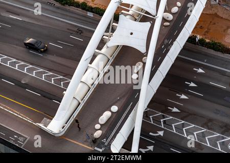 Tel Aviv, Israel - 14. Oktober 2023 - aus der Vogelperspektive auf die Yehudit Fußgängerbrücke über den Ayalon Highway, benannt nach dem Ayalon Creek, der durch den Fluss fließt Stockfoto