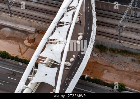 Tel Aviv, Israel - 14. Oktober 2023 - aus der Vogelperspektive auf die Yehudit Fußgängerbrücke über den Ayalon Highway, benannt nach dem Ayalon Creek, der durch den Fluss fließt Stockfoto