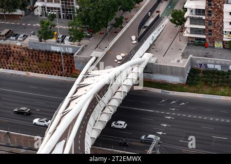 Tel Aviv, Israel - 14. Oktober 2023 - aus der Vogelperspektive auf die Yehudit Fußgängerbrücke über den Ayalon Highway, benannt nach dem Ayalon Creek, der durch den Fluss fließt Stockfoto