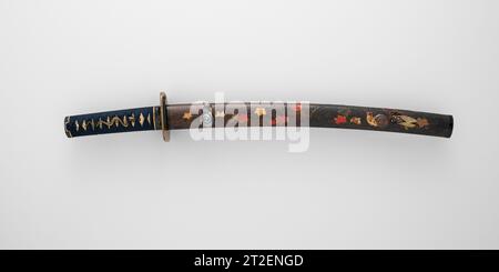 ??????? Montage für ein kurzes Schwert (Wakizashi) Schwertschmied ?? Shigetake Japanische Klinge, 18. Jahrhundert; Montage, 19. Jahrhundert die Befestigung ist mit einer Säbe versehen, die an Baumrinde erinnert und mit Ahornblättern und einem Ornament in Form einer Zikada verziert ist. Mit einer Schnecke, die den Schnurknauf (Kurigata) bildet, und Schlangen als Hüftschmuck (Menuki), ist es wahrscheinlich, dass das Design auf ein beliebtes ostasiatisches Handspiel (Japanisch: san-sukumi ken, ???????) verweist. Das wurde im Westen als Rock Paper Schere eingeführt. Das dritte Element wäre ein Frosch. In China wird die Schnecke durch einen Tausendfüßer ersetzt, der Stockfoto