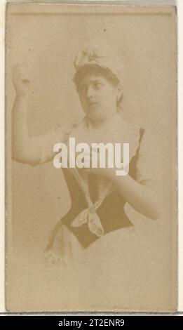 [Schauspielerin hält Hand zum Herzen], aus der Reihe Schauspieler und Schauspielerinnen (N145-8) von Duke Sons & Co. Zur Förderung von Duke Zigaretten herausgegeben von W. Duke, Sons & Co. Amerikanische Niederlassung der American Tobacco Company CA. 1891 tauschen Sie Karten aus dem Set „Actors and Actress“ (N145-8), das in den 1880er Jahren von W. Duke Sons & Co. Herausgegeben wurde, um Duke Cigarettes zu fördern. Es gibt acht Untergruppen der N145-Serie. Verschiedene Untergruppen haben unterschiedliche Kartendesigns und werben auch für verschiedene Tabakmarken, die von W. Duke Sons & Company vertreten werden. Diese Karte ist aus der achten Untergruppe, N145-8. Beachten Sie, dass die Namen der Schauspieler di geschrieben werden Stockfoto