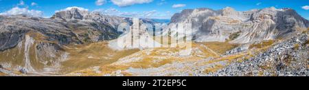 Panoramablick auf das hochalpine Tal mit dem hohen Sandsteinmonolithenturm in den Brenta-Dolomiten Stockfoto