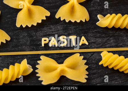 Augsburg, Bayern, Deutschland - 19. Oktober 2023: Suppennudeln bilden das Wort Pasta umgeben von verschiedenen Nudelsorten *** Suppennudeln bilden das Wort Pasta umgeben von verschienen Nudelsorten Stockfoto