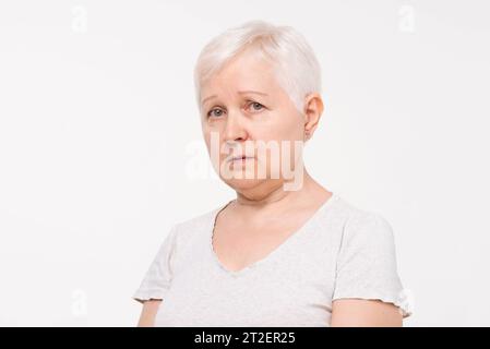 Porträt einer traurigen und düsteren älteren kaukasischen Frau im weißen isolierten Hintergrund-Studio-Aufnahme Stockfoto