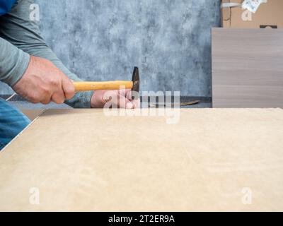 Ein Mann arbeitet an der Montage von Möbeln. Montage und Montage von Möbeln. Stockfoto